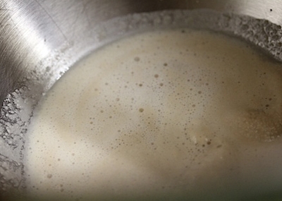 розчиняємо дріжджі в молоці