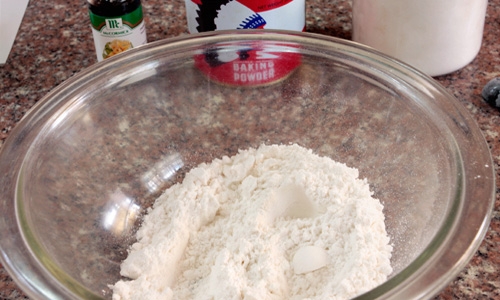 борошно з розпушувачем і ванилинам