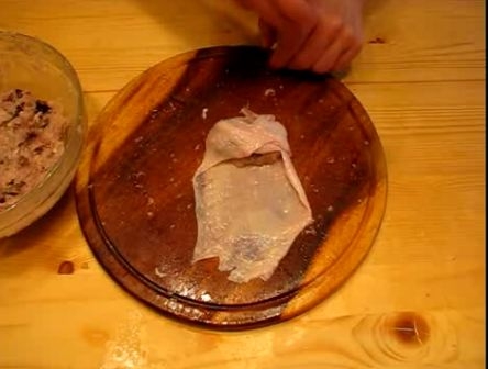 викладаємо фарш на шкірку і загортаємо