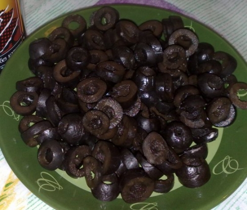 нарізаємо кружечками маслини