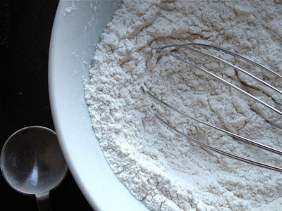 борошно в миску