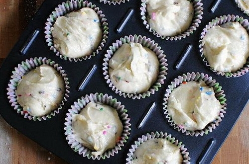 Викладаємо тісто у формочки