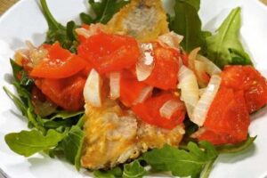 Лин з запеченими помідорами і перцем