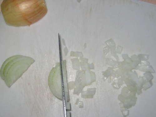 дрібно порізану цибулю