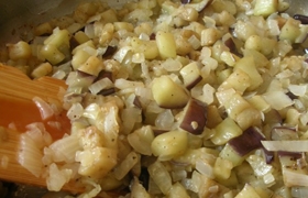 смажимо цибулю з баклажанами