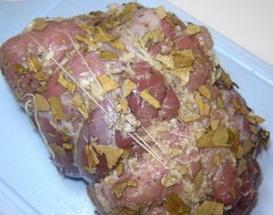 Буженина згорнута та скріплена мотузкою