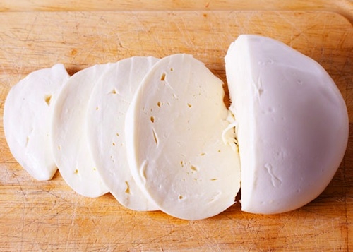 нарізаємо сир моцарелла