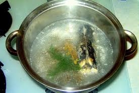 варимо в бульйоні рибу і освітлюємо його