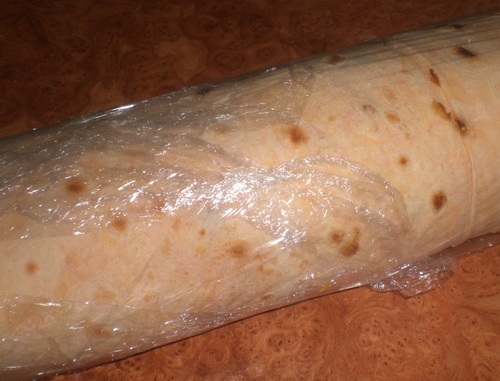 Загортаємо в рулет харчову плівку