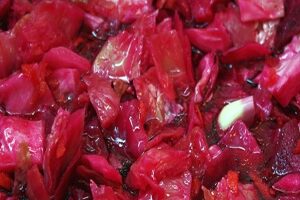 Капуста маринована з буряком