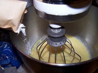 змішуємо всі інгредієнти для крему