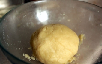 формуємо з тіста кулю