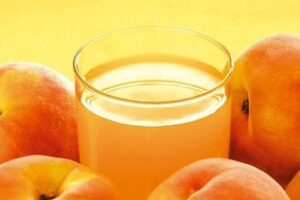 Компот з свіжих абрикосів або злив