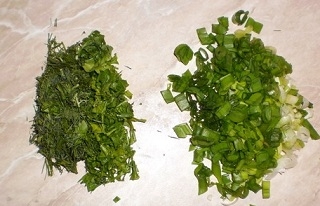 Зелень подрібнюємо