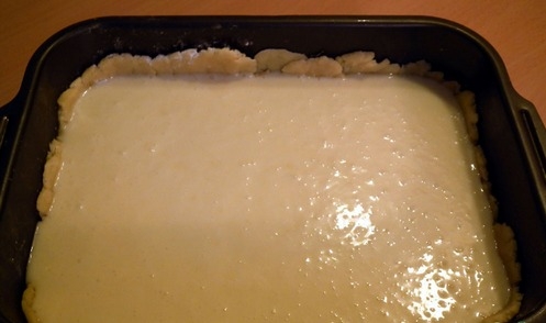 викладаємо 1 корж і заливаємо начинкою