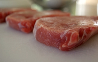 свинину нарізаємо на шматочки