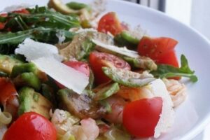 Салат з руколи і креветок