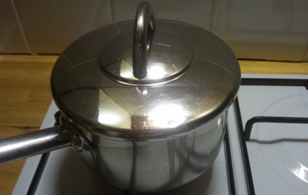 накриваємо кришкою каструлю з манною кашею