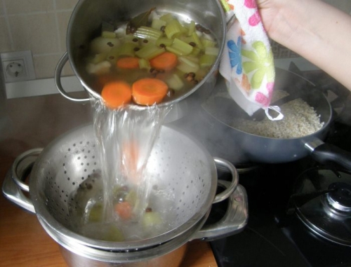 проціджуємо через друшляк бульйон