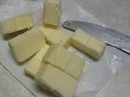 нарізаємо на шматочки вершкове масло