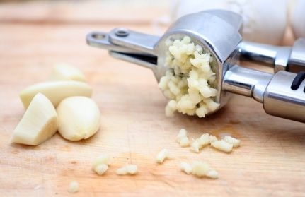 продавлюємо часник