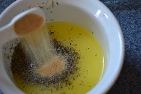 висипаємо приправи в масло