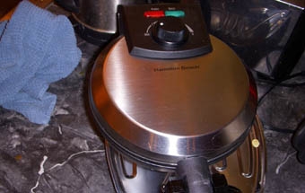 запікаємо вафельні коржі