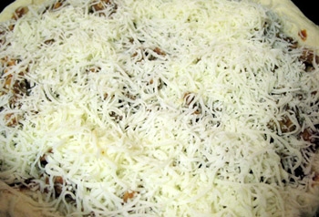 посипаємо блюдо тертим сиром