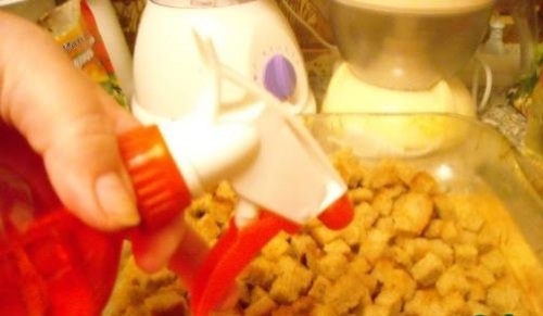 збризкуємо хліб водою або маслом