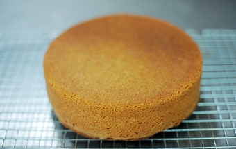 викладаємо готовий корж на решітку остигати