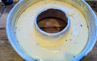 виливаємо тісто у форму для запікання