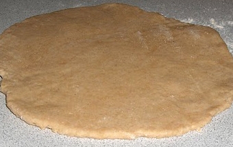 розкачуємо з тіста коржик