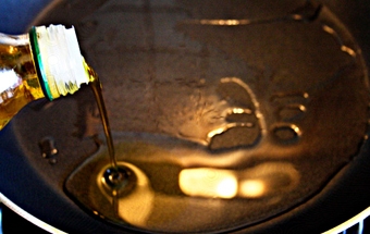 розігріваємо олію в сковороді