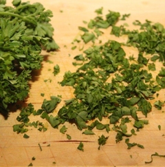 дрібно рубаємо зелень