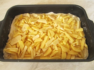 укладаємо картоплю на тісто