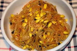 Салат з пророщеної сої