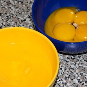 білки і жовтки в мисках