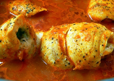 тушкуємо курячі рулетики в соусі