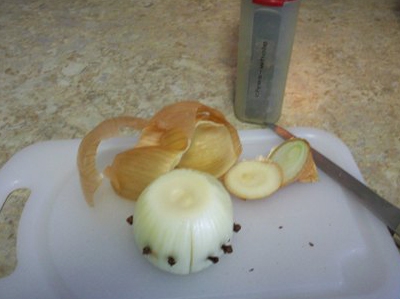 вставляємо в цибуля гвоздику