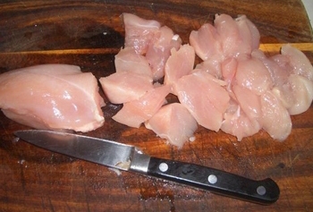 Нарізаємо на шматочки куряче філе