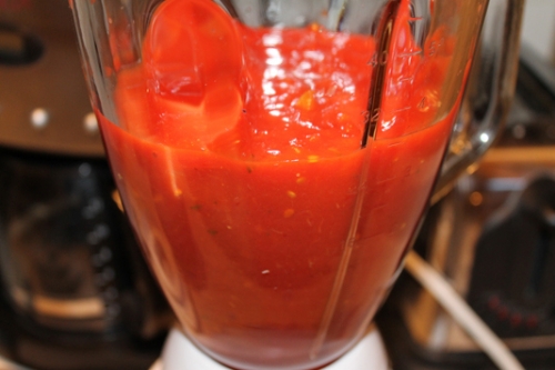 подрібнюємо помідори