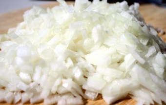 дрібно рубаємо цибулю