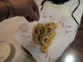 посипаємо кільця кальмарів спеціями та іншими компонентами