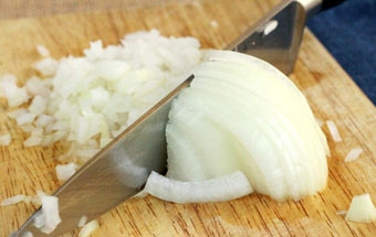 подрібнюємо цибулю