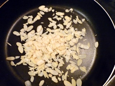 обсмажуємо мигдаль