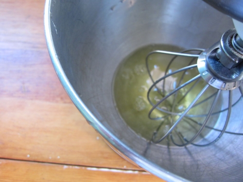 збиваємо яєчний білок