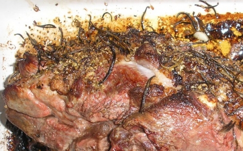 запікаємо баранину в спеціях