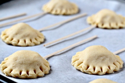 укладаємо пиріжки на деко