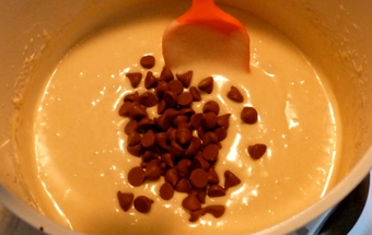 перемішуємо тісто з шоколадними крапельками