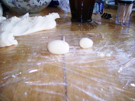 формуємо дві кульки з тесту